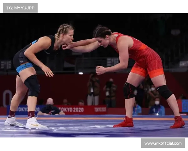 女子自由式摔跤76公斤级决赛：钱德根查干双肩着地锁定胜局