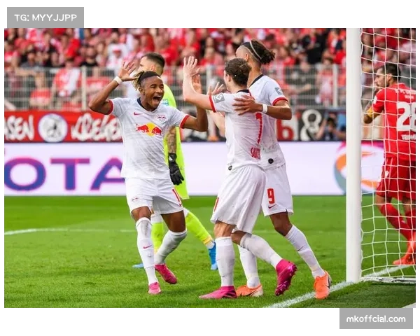 德甲俱乐部开放训练日，拉近与球迷距离